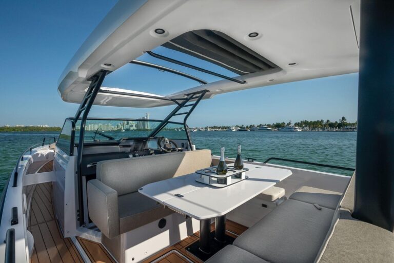 37 ft 2023 Axopar 37 Sun-Top